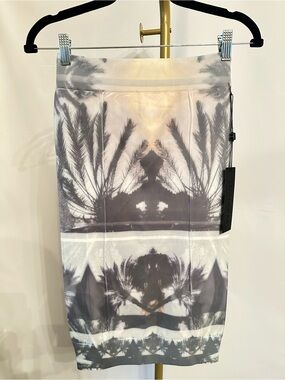 NWT THATCHER Women’s Graphic Pencil Skirt in Gray and White